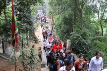 Người dân nườm nượp đổ về Đền Hùng bái Tổ