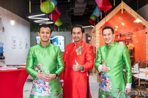 Đức Tiến diện áo dài cho đỡ nhớ quê hương