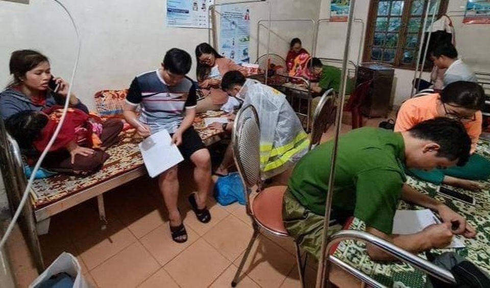 Tặng bằng khen tập thể, cá nhân cứu sống 18 người trên xe khách bị lũ cuốn - 2 Tặng bằng khen tập thể, cá nhân cứu sống 18 người trên xe khách bị lũ cuốn - 2