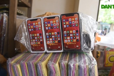 Vàng mã rằm tháng 7: "Đốt" biệt thự, ô tô, iphone 14 cho người cõi âm