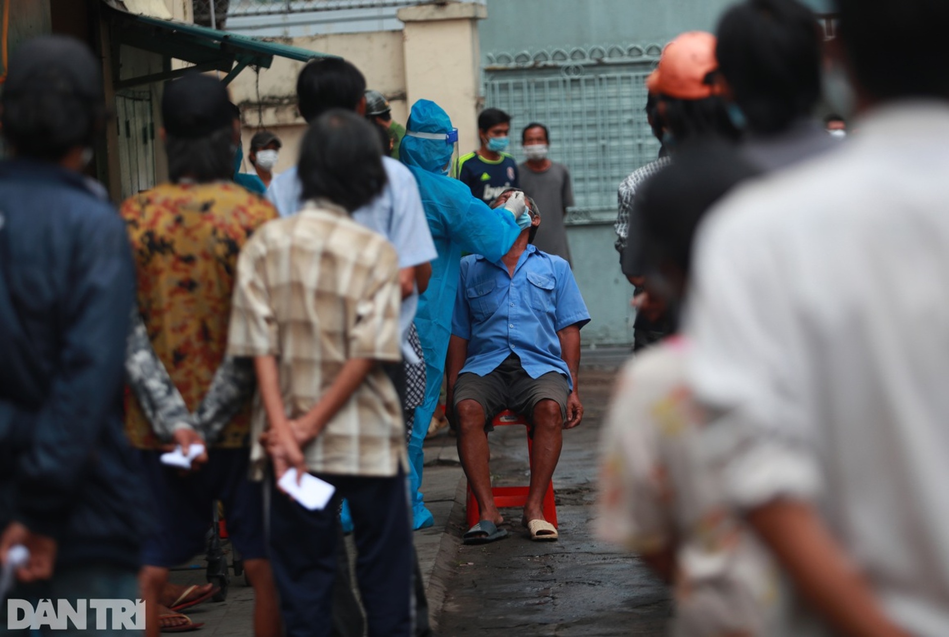 Xét nghiệm Covid-19, ma túy để tiêm vắc xin cho người lang thang ở TPHCM - 6 Xét nghiệm Covid-19, ma túy để tiêm vắc xin cho người lang thang ở TPHCM - 6