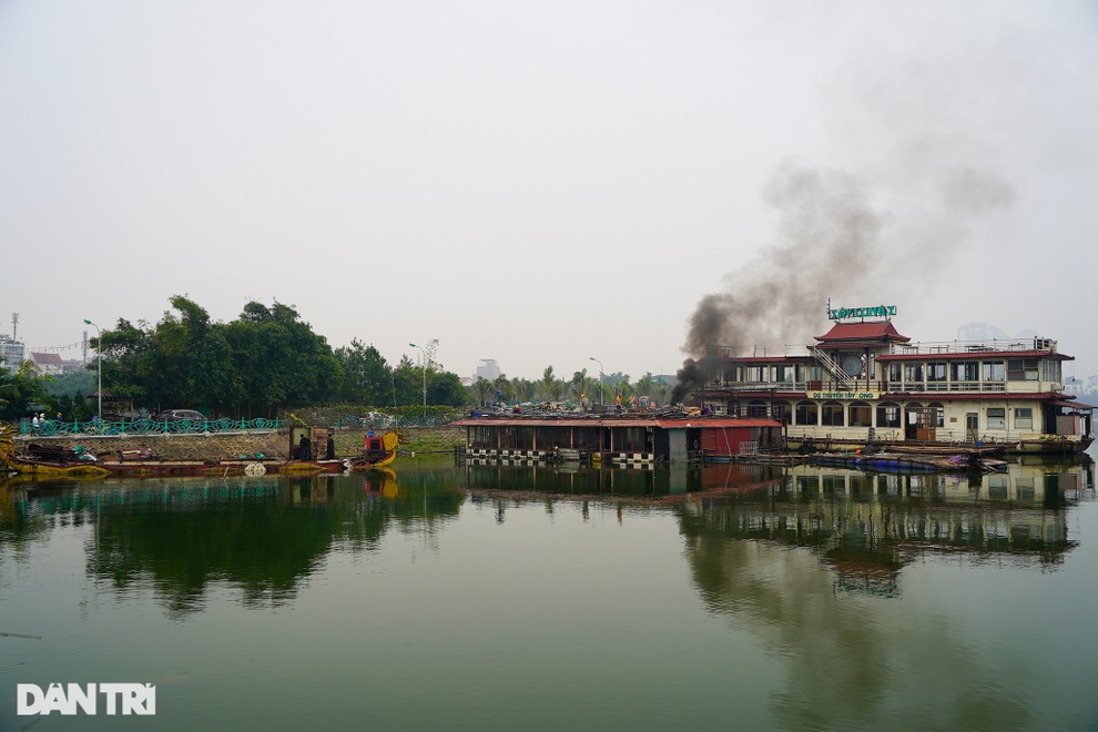 Hà Nội: Cận cảnh tháo dỡ bãi tàu thuyền hoang phế nhiều năm ở hồ Tây - 1 Hà Nội: Cận cảnh tháo dỡ bãi tàu thuyền hoang phế nhiều năm ở hồ Tây - 1