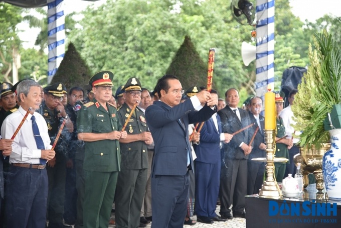 Bí thư Tỉnh ủy, Chủ tịch HĐND tỉnh - Nguyễn Văn Được cùng các đại biểu dâng hương tưởng nhớ các anh hùng liệt sĩ.