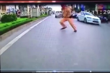 CSGT giơ chân chặn xe vi phạm, người đi xe máy ngã lao vào dải phân cách