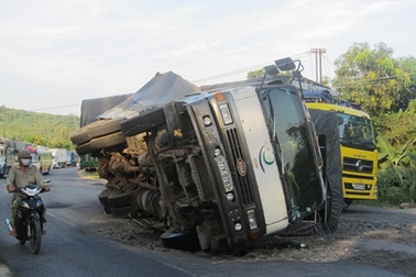 Xe tải lật, quốc lộ 1A bị ùn ứ hàng giờ đồng hồ