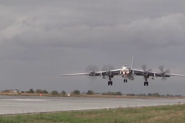 “Chim sắt” Nga phóng tên lửa chôn vùi hang ổ khủng bố ở Syria