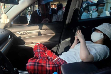 Xử lý nữ tài xế nằm nghe nhạc, cố thủ trong ô tô sau khi vượt đèn đỏ