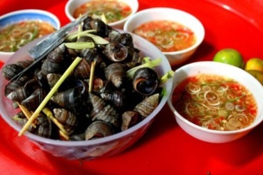 Xuýt xoa món ốc cay trong ngày mưa phùn