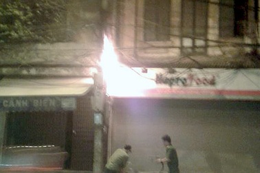 Hà Nội: Náo loạn vì cháy cột điện gần bốt Hàng Đậu