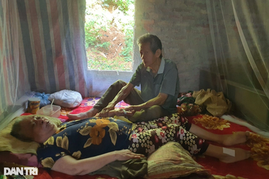 Cụ ông mắc ung thư chăm vợ liệt 10 năm, mơ bữa cơm có thịt