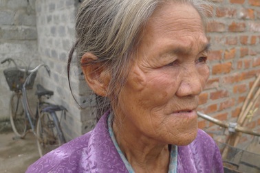 Mẹ đau đớn nhìn con bị xích chân đến rướm máu