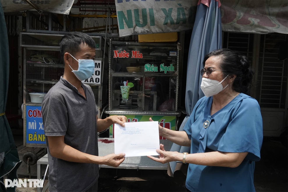 TPHCM: Trắng đêm giải quyết hồ sơ để tiền hỗ trợ kịp đến với người dân - 7 TPHCM: Trắng đêm giải quyết hồ sơ để tiền hỗ trợ kịp đến với người dân - 7