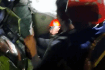 Cảnh sát trắng đêm cứu tài xế kẹt trong xe tải chênh vênh bên vực sâu