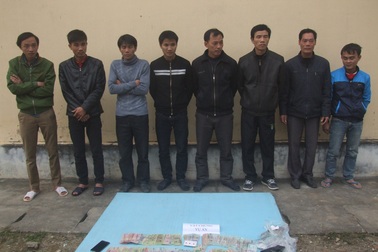 Bắt  5 đối tượng đánh bạc, thu giữ gần 67 triệu đồng