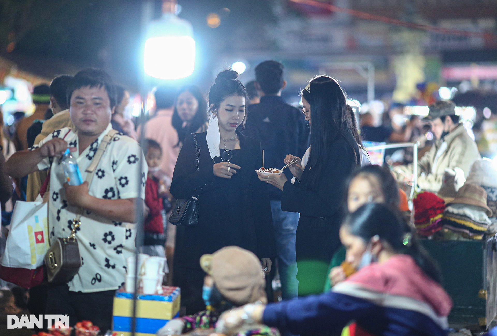 Du khách chen chúc tham quan ở chợ đêm lớn nhất thành phố ngàn hoa - 4 Du khách chen chúc tham quan ở chợ đêm lớn nhất thành phố ngàn hoa - 4