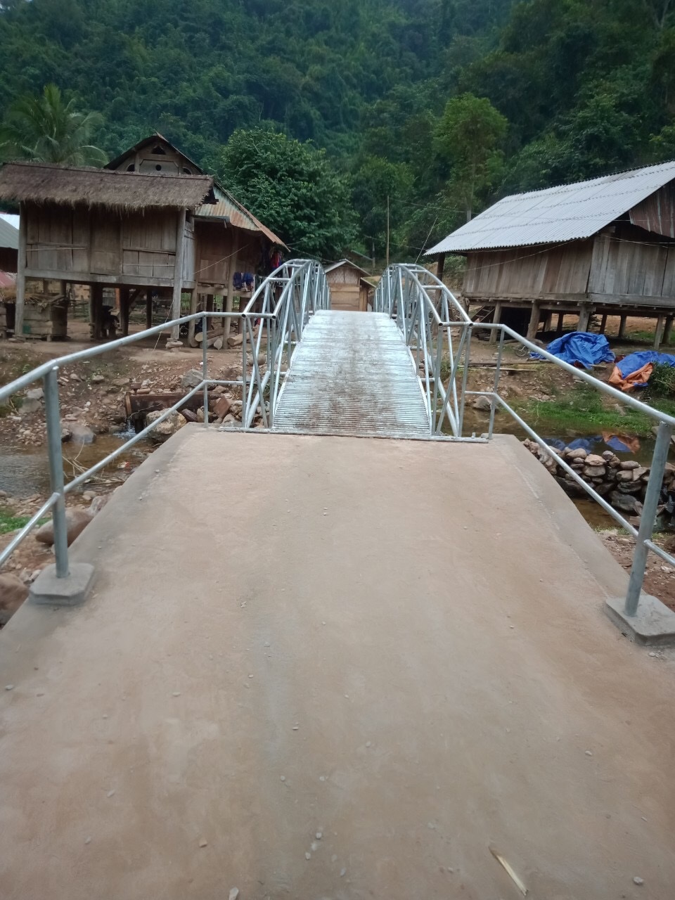 Khánh thành cây cầu mơ ước thứ 17, nâng bước chân bà con dân bản Na Kho - 4 Khánh thành cây cầu mơ ước thứ 17, nâng bước chân bà con dân bản Na Kho - 4