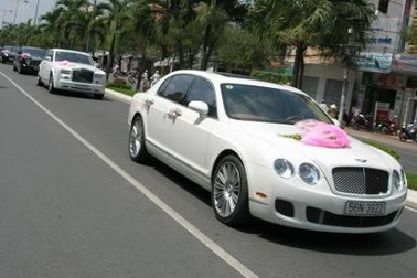 Dàn xe siêu sang đón dâu ở miền Tây