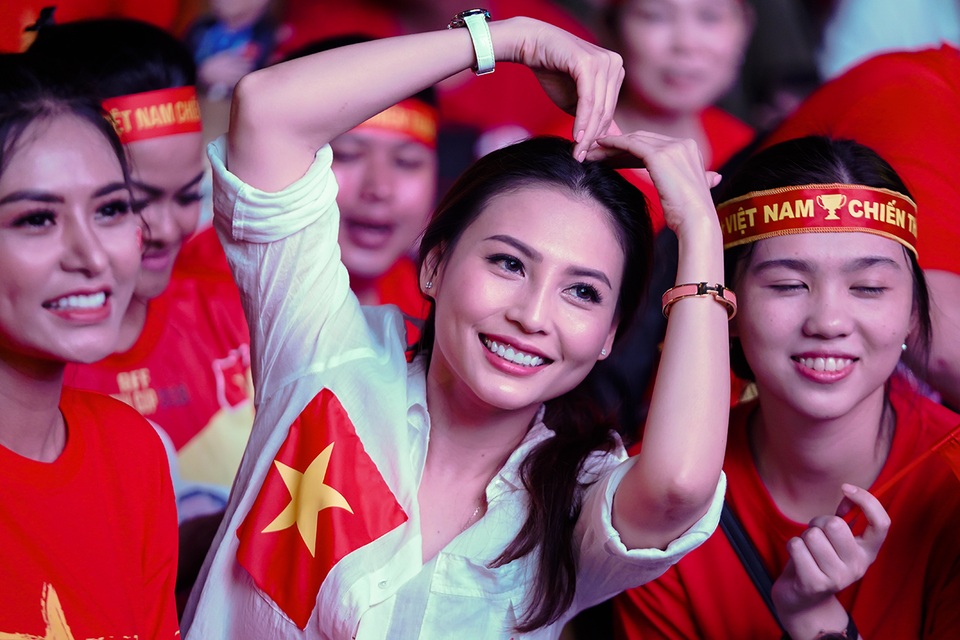 Hoa hậu Di Khả Hân cùng hàng triệu trái tim hướng về đội tuyển Việt Nam - 10 Hoa hậu Di Khả Hân cùng hàng triệu trái tim hướng về đội tuyển Việt Nam - 10
