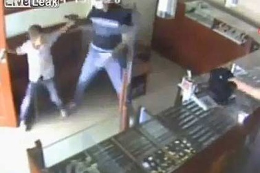 Cậu bé 12 tuổi dũng cảm chống cướp