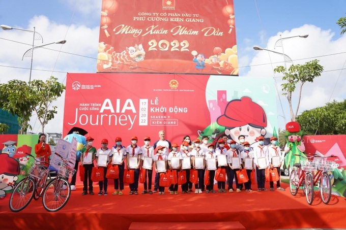 Ban tổ chức trao tặng xe đạp cho trẻ em nghèo.