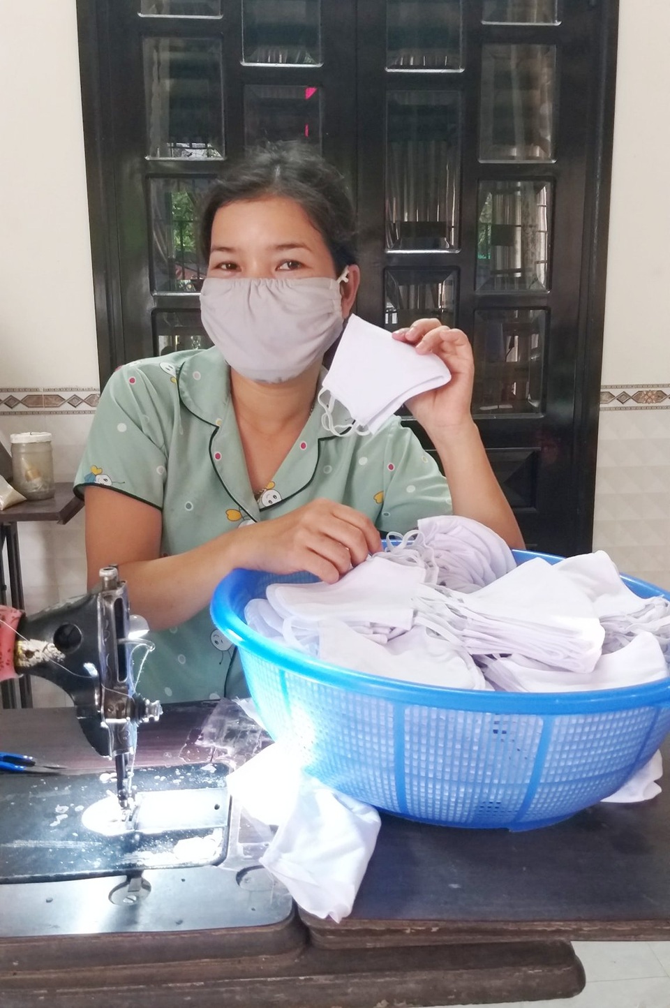 Hội chị em hàng xóm may khẩu trang ủng hộ phòng, chống dịch Covid-19 - 3