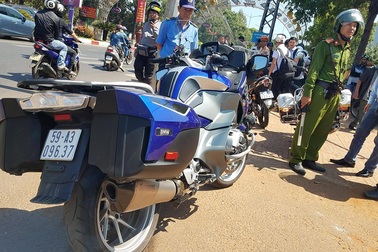 Xe mô tô phân khối lớn tông người phụ nữ gãy chân rồi bỏ chạy