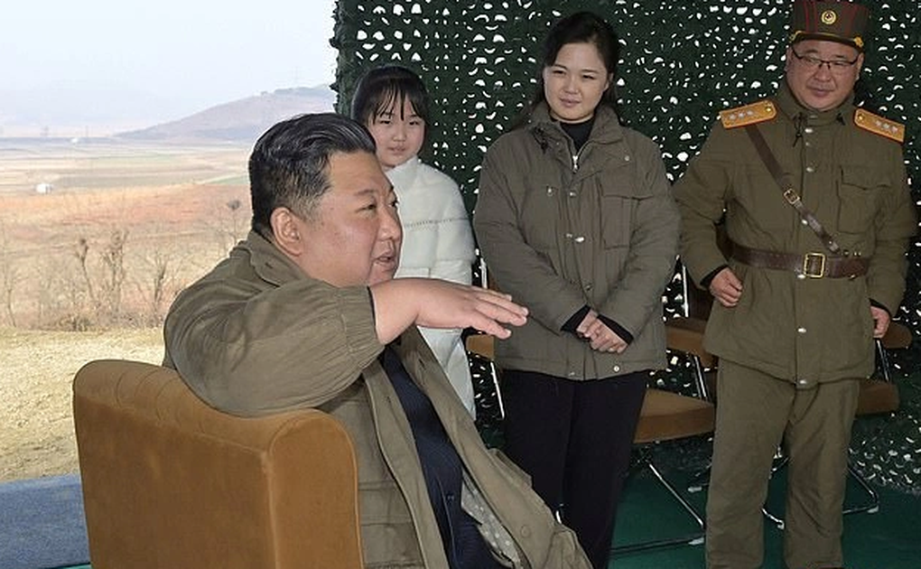 Con gái ông Kim Jong-un tạo làn sóng thời trang ở Triều Tiên - 3 Con gái ông Kim Jong-un tạo làn sóng thời trang ở Triều Tiên - 3