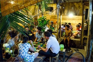 Quán trong hẻm: Ngày nào cũng chối khách, thu 40 tỷ/năm