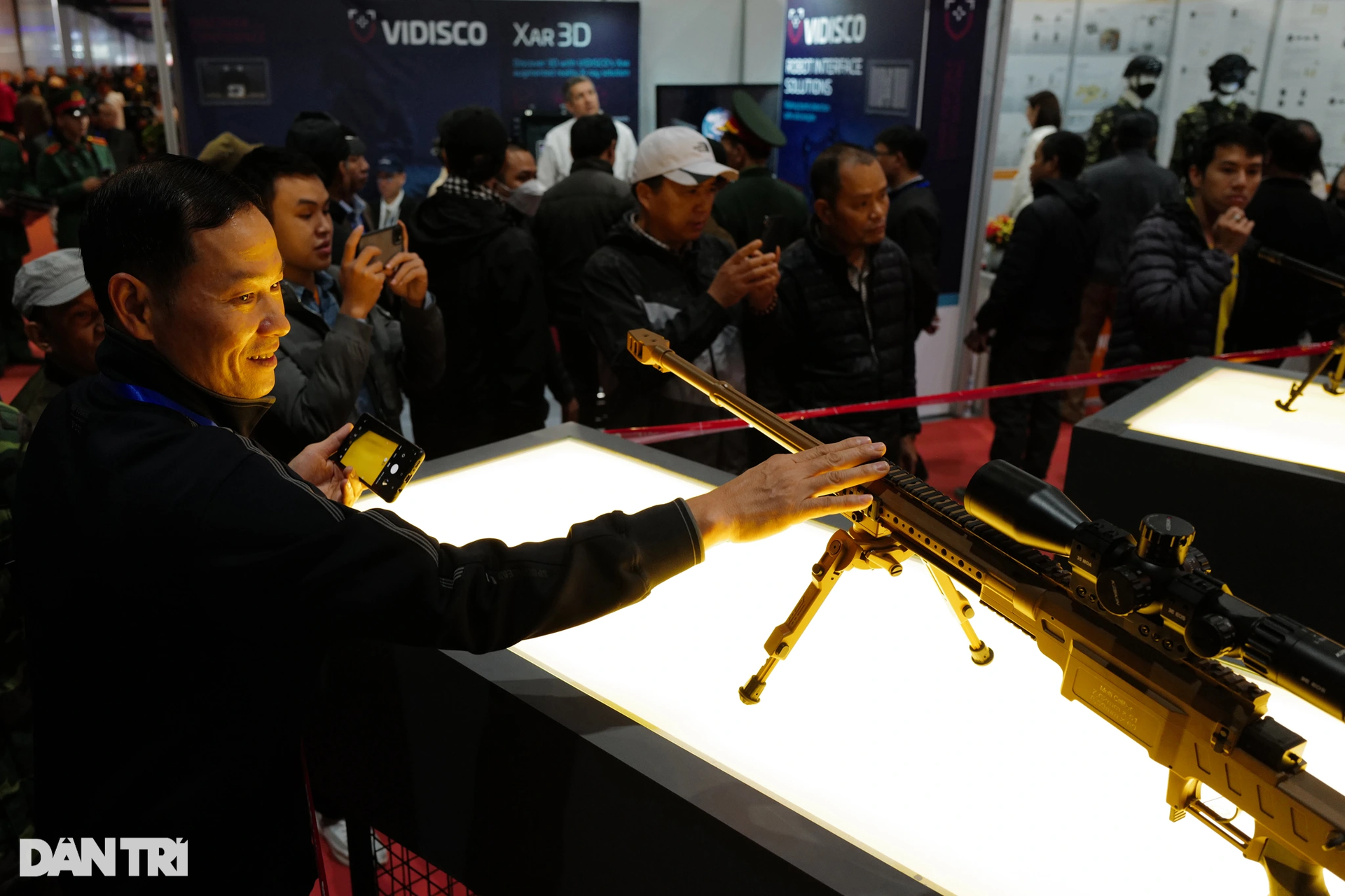 Người dân xếp hàng tham quan, trải nghiệm bắn súng tại Triển lãm Quốc phòng - 10 Người dân xếp hàng tham quan, trải nghiệm bắn súng tại Triển lãm Quốc phòng - 10
