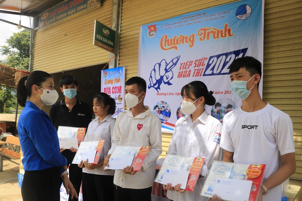 Thiên Long gửi hơn 1.600 bộ dụng cụ học tập đến thí sinh trước kỳ thi tốt nghiệp THPT - 5 Thiên Long gửi hơn 1.600 bộ dụng cụ học tập đến thí sinh trước kỳ thi tốt nghiệp THPT - 5