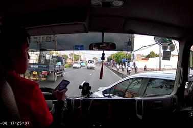 Ô tô gặp nạn vì tài xế nhập làn kiểu "cướp đường"