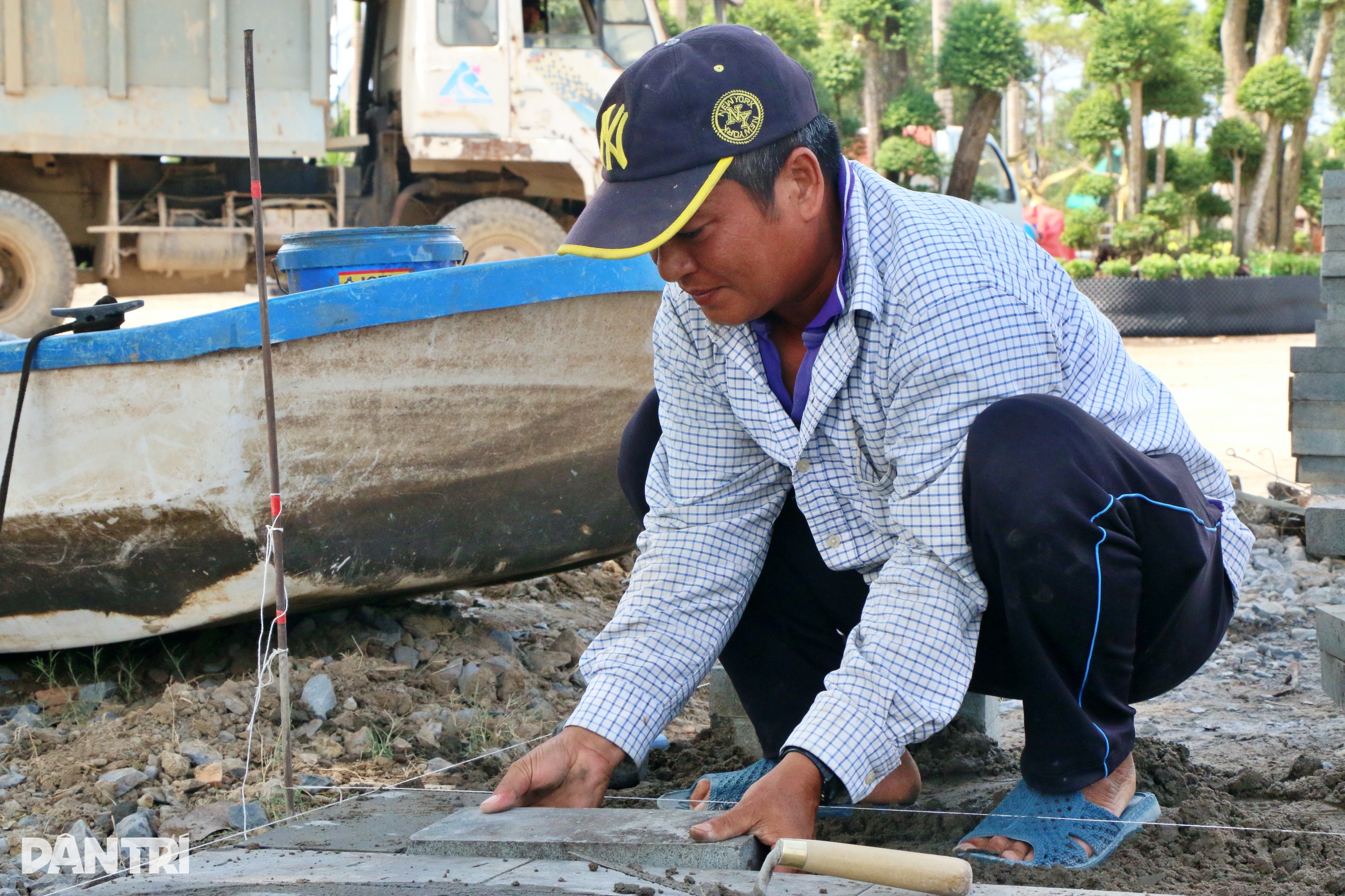 Naléhavá výstavba volného prostoru pro prodej květin Tet pro lidi na Západě - 4 Gấp rút thi công nơi miễn phí mặt bằng cho người dân miền Tây bán hoa Tết - 4