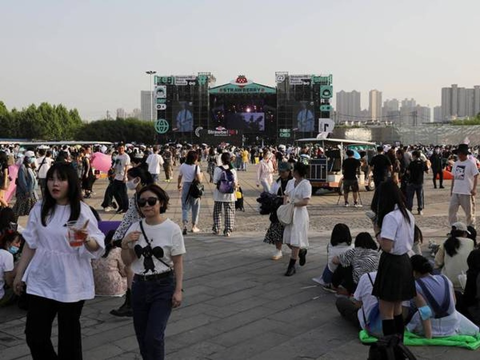 Dân Vũ Hán không đeo khẩu trang tưng bừng trong sự kiện âm nhạc lớn  - 1 Dân Vũ Hán không đeo khẩu trang tưng bừng trong sự kiện âm nhạc lớn  - 1