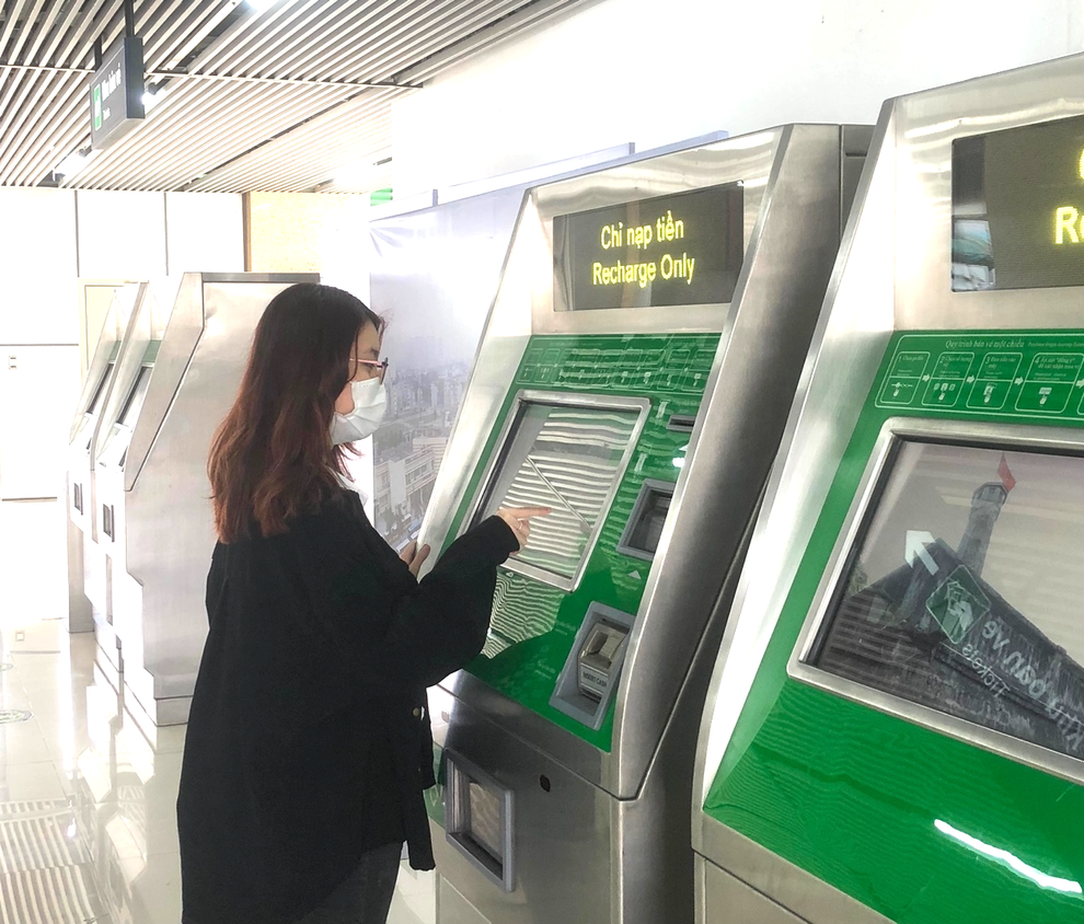 Giới trẻ tìm ra nhiều góc chụp ảnh sống ảo khi đi tàu điện mới ở Hà Nội - 2