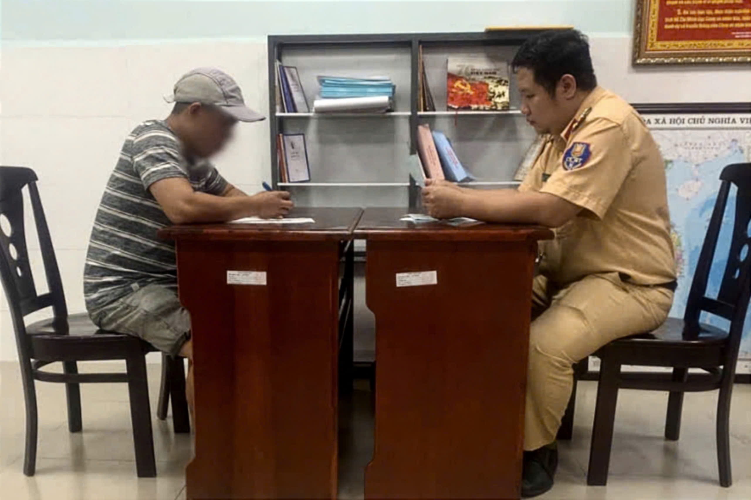 Revocan licencia a conductor de camión volquete que subió a la mediana para cambiar de carril en Ciudad Ho Chi Minh - 1 Tước bằng lái tài xế xe ben leo dải phân cách chuyển làn ở TPHCM - 1