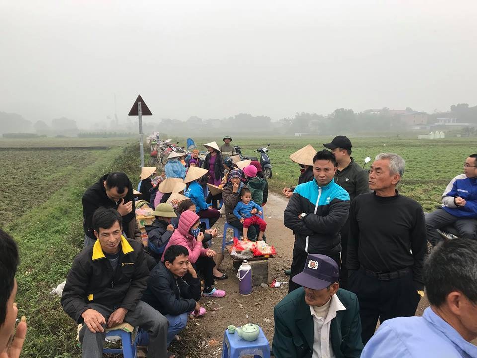 Hà Nội: Dân căng lều bạt chặn xe vào bãi rác Nam Sơn lúc nửa đêm - 3 Hà Nội: Dân căng lều bạt chặn xe vào bãi rác Nam Sơn lúc nửa đêm - 3
