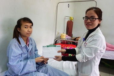 Trao gần 59 triệu đồng đến người mẹ suy thận sinh con thiếu tháng