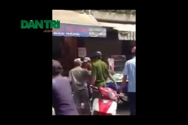 Thượng sĩ công an quật ngã người bán hàng rong