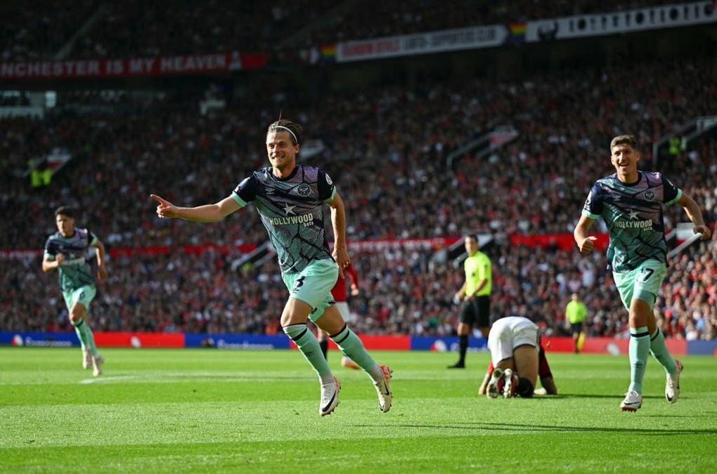 Man Utd thắng ngược Brentford nhờ cú đúp ở phút bù giờ - 2 Man Utd thắng ngược Brentford nhờ cú đúp ở phút bù giờ - 2