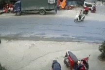 Nổi bật tuần qua: Cô gái suýt mất mạng vì đột ngột dừng xe máy giữa đường