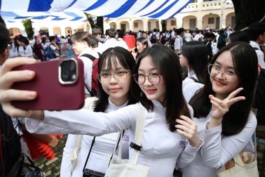 Hàng nghìn học sinh TPHCM phấn khởi bước vào năm học mới