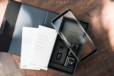 Màn hình vô cực Galaxy S8 và trào lưu khui hộp “trong suốt”