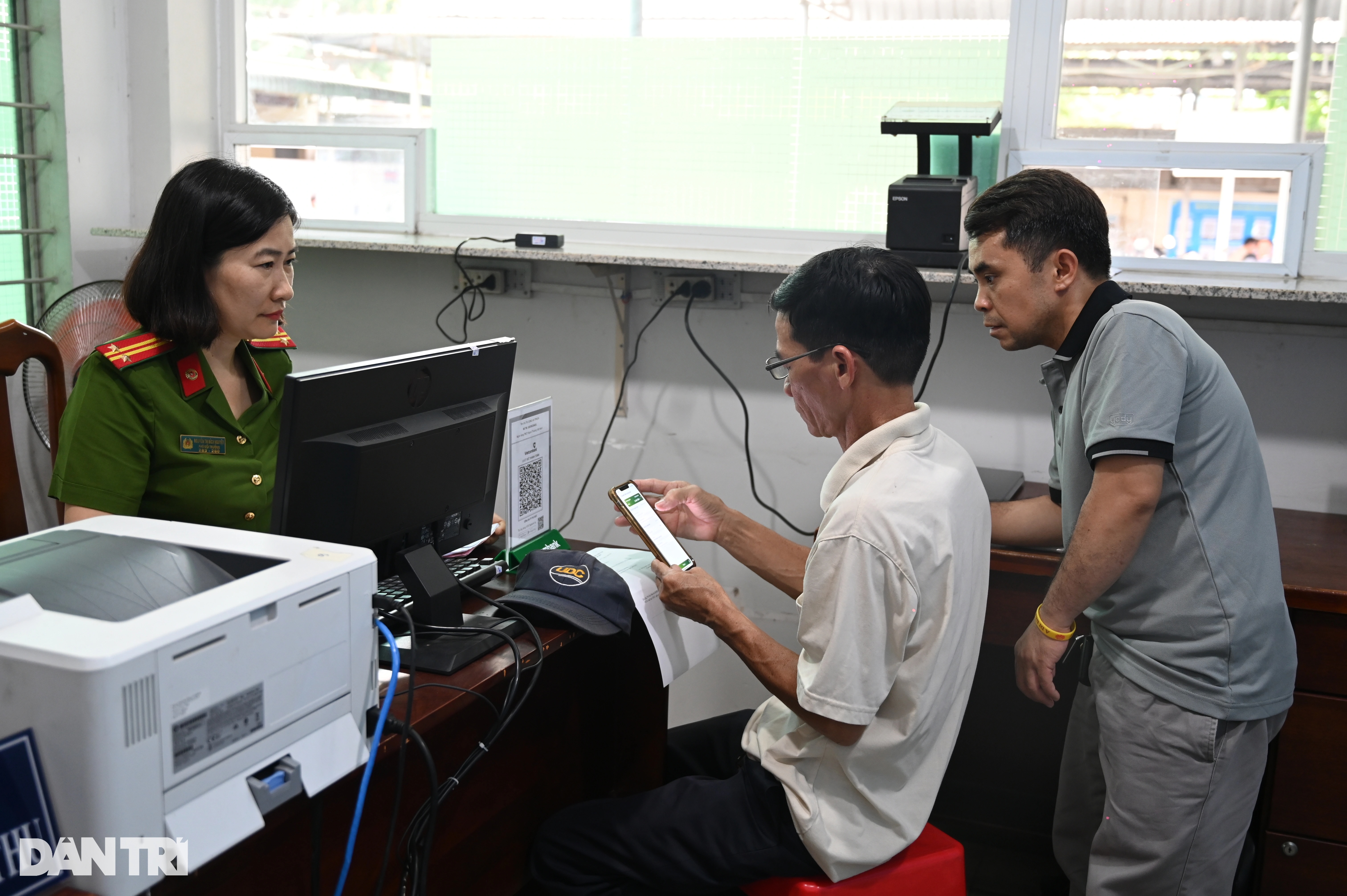 ساکنان شهر هوشی مین از رویههای سریع صدور و تعویض گواهینامه رانندگی هیجانزده هستند - 1 Người dân TPHCM phấn khởi vì thủ tục cấp, đổi giấy phép lái xe nhanh gọn - 1