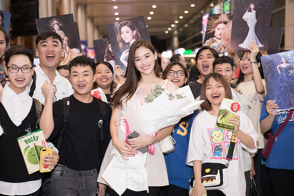 Top 8 Hoa hậu Quốc tế Tường San được chào đón giữa vòng vây người hâm mộ - 5 Top 8 Hoa hậu Quốc tế Tường San được chào đón giữa vòng vây người hâm mộ - 5