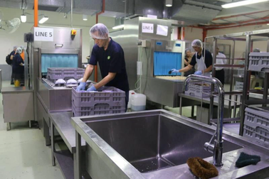 Nhà hàng trả lương 60 triệu đồng/tháng mới thuê được nhân viên rửa bát