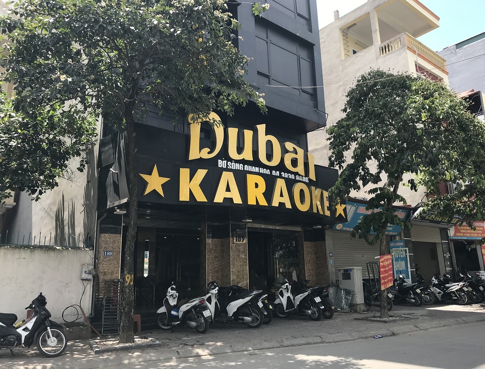 Quán karaoke tấp nập, nhộn nhịp trở lại sau chuỗi ngày ngủ đông - 2 Quán karaoke tấp nập, nhộn nhịp trở lại sau chuỗi ngày ngủ đông - 2