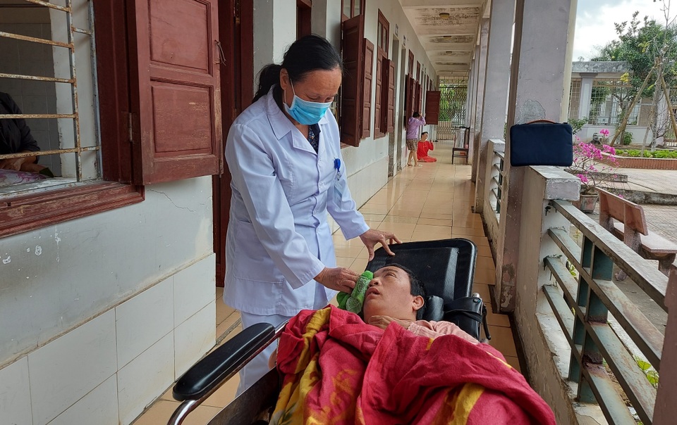 Chuyện cảm động về người phụ nữ hơn 20 năm chăm sóc bệnh nhân da cam - 4 Chuyện cảm động về người phụ nữ hơn 20 năm chăm sóc bệnh nhân da cam - 4
