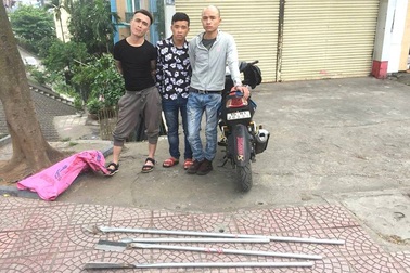 Hà Nội: Ba thanh niên ngông nghênh “bát phố” với 4 cây giáo