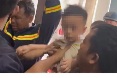 Giải cứu cô gái cùng cháu bé 2 tuổi mắc kẹt trong thang máy ở TPHCM