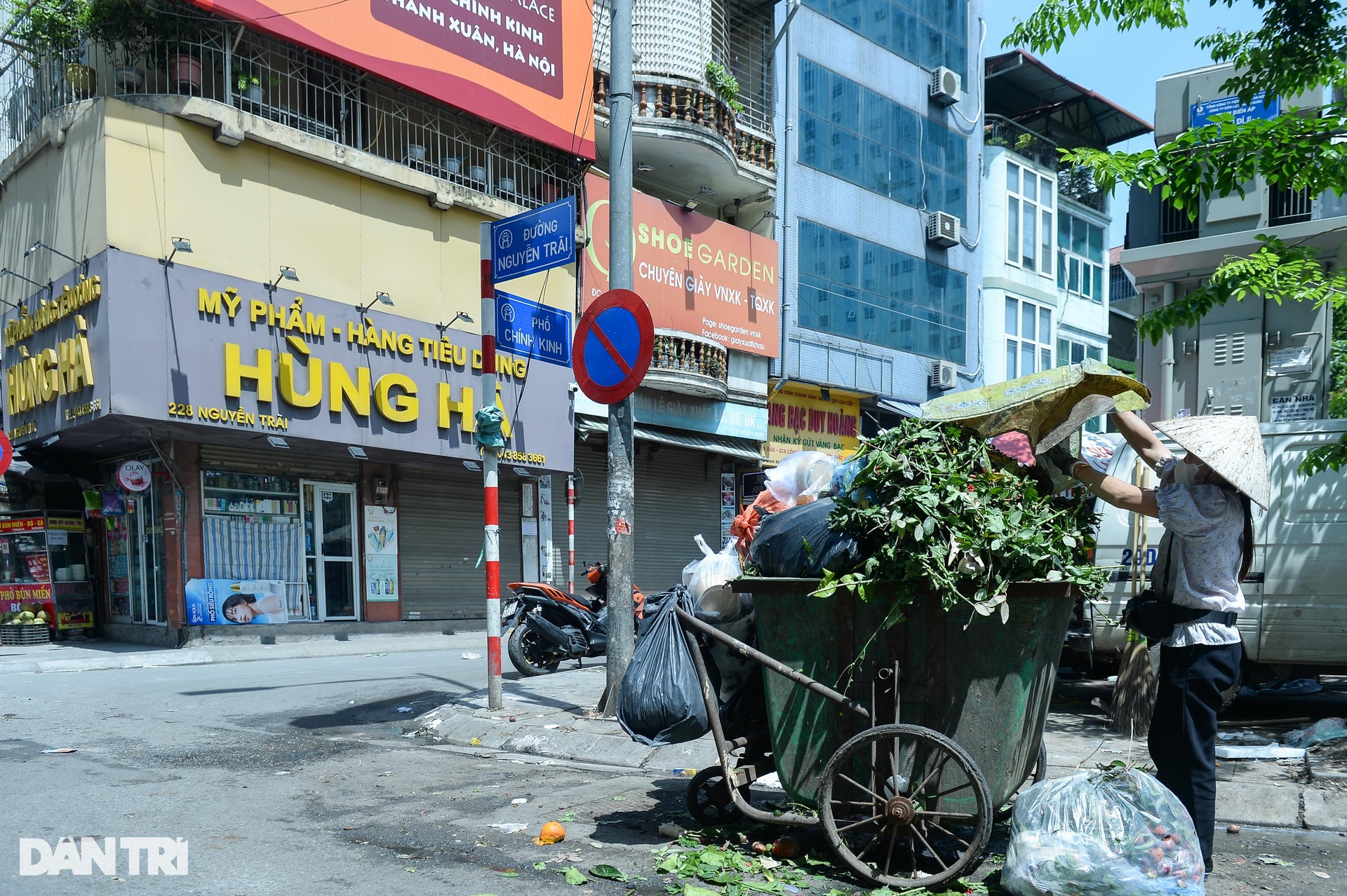 Phố Chính Kinh xuống cấp, người dân dùng chăn, quần áo vá ổ gà - 12 Phố Chính Kinh xuống cấp, người dân dùng chăn, quần áo vá ổ gà - 12